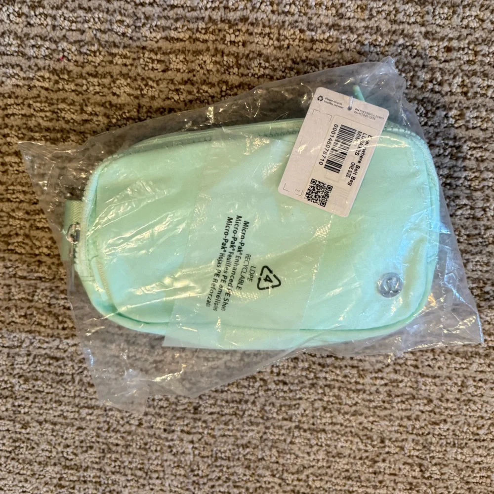 NWT Lululemon Everywheree Belt Bag in Mint Moment - Picture 6 of 8